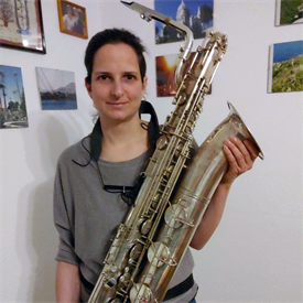 Dieses Bild zeigt Madeleine Leidheiser. Sie ist dunkelhaarig, ihr Haar ist lang. Sie spielt Saxophon in der HSD Big Band.